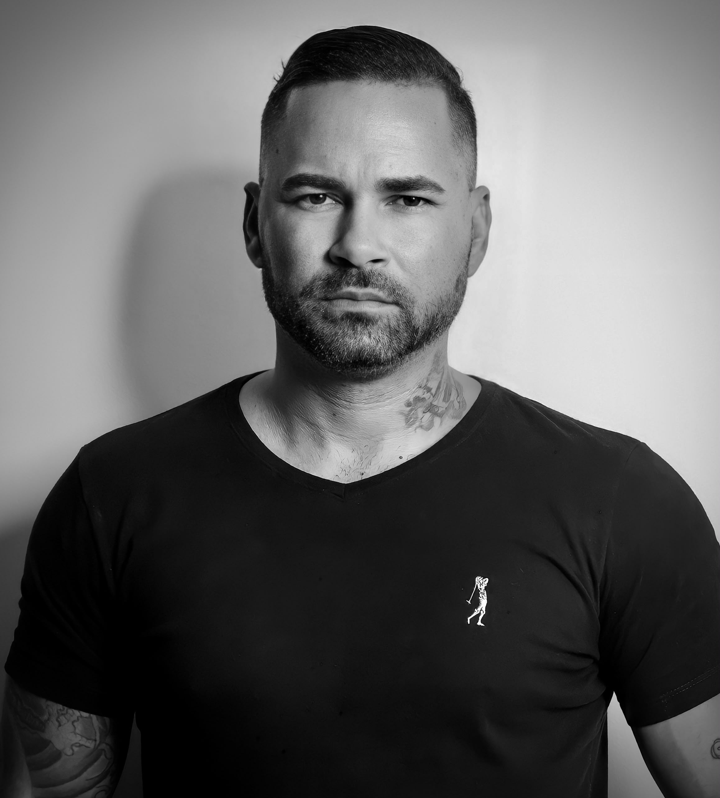 Fernando, tatuador, em retrato preto e branco