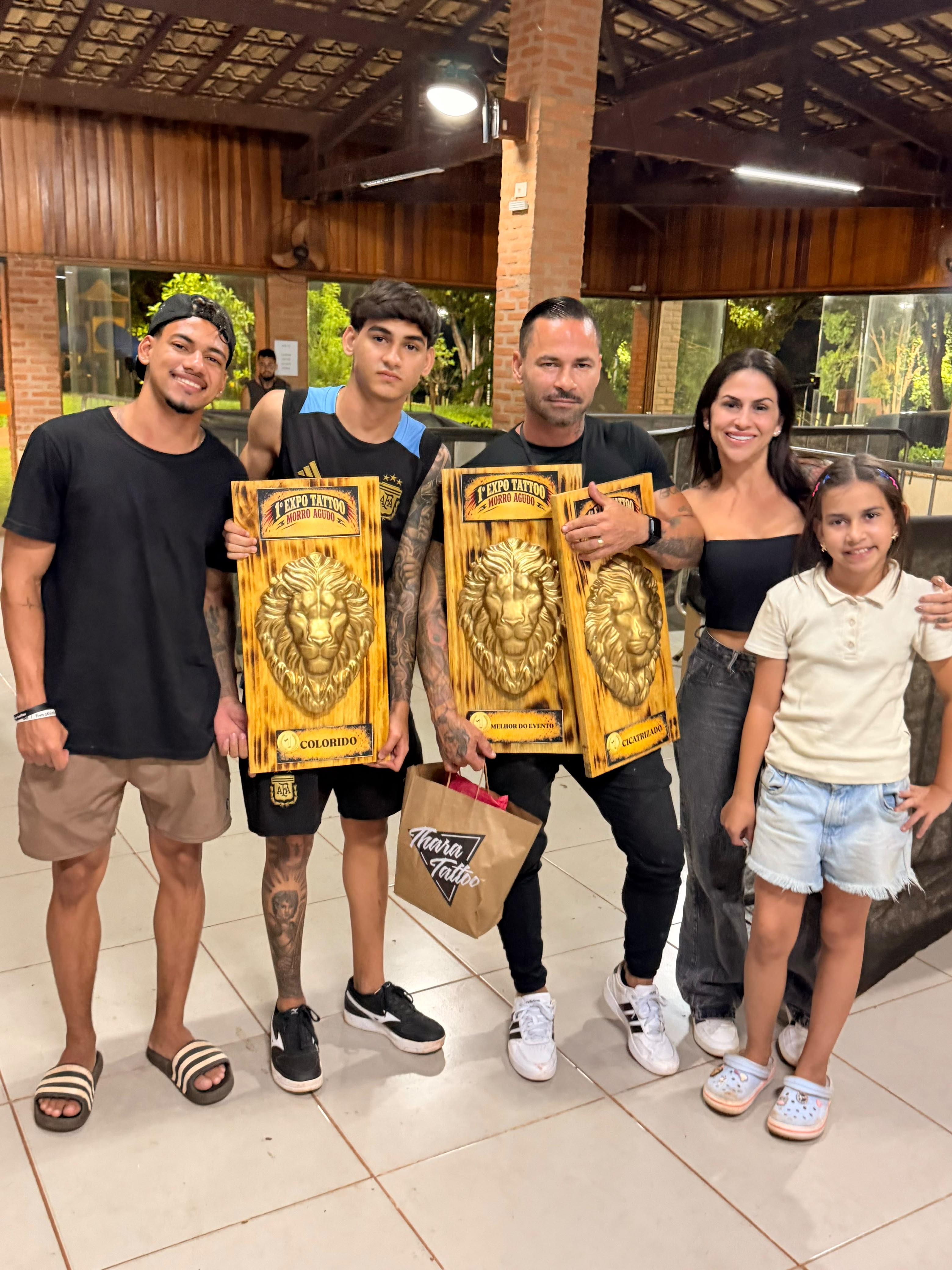 Fernando com a família e os três troféus de leão da 1ª Expo Tattoo Morro Agudo